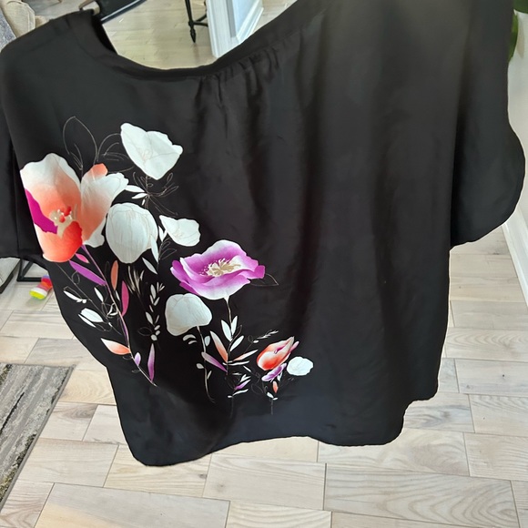 New York and Company short sleeve floral blouse. - Picture 6 of 10